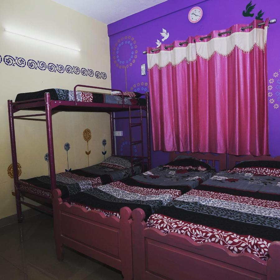 Easvari Grand Pg For Women - Female Only Vandrarhem Chennai Exteriör bild